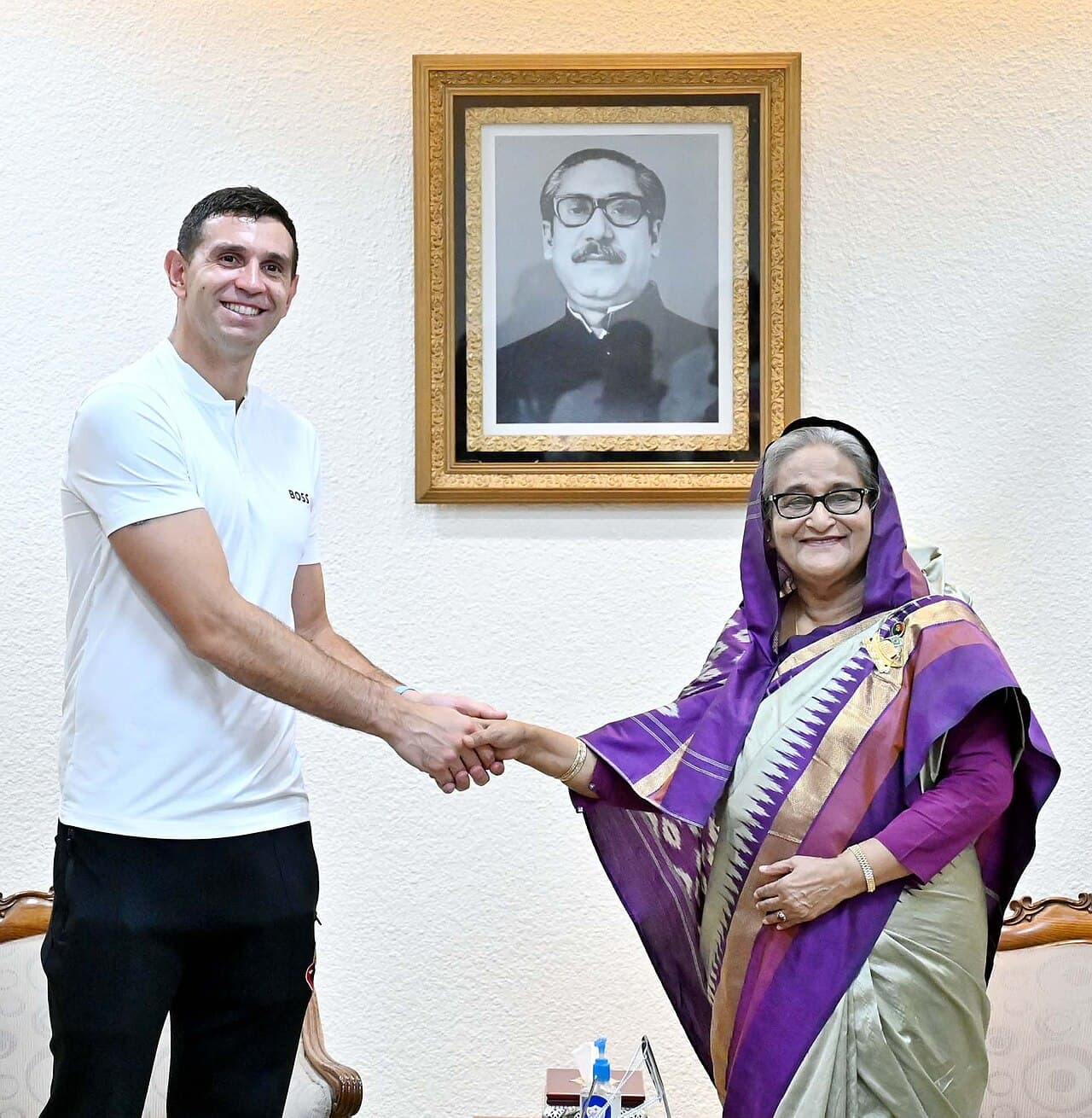 Emiliano Martínez meets Bangladesh prime minister Sheikh Hasina in Dhaka in 2023