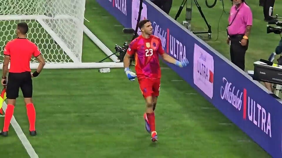Emiliano Martínez celebrates after Argentina beat Ecuador on penalties at the 2024 Copa América