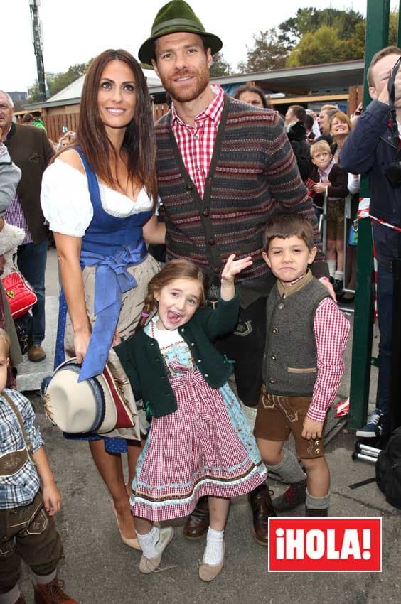 Xabi Alonso, Nagore Aranburu and their children wear traditional Bavarian clothes