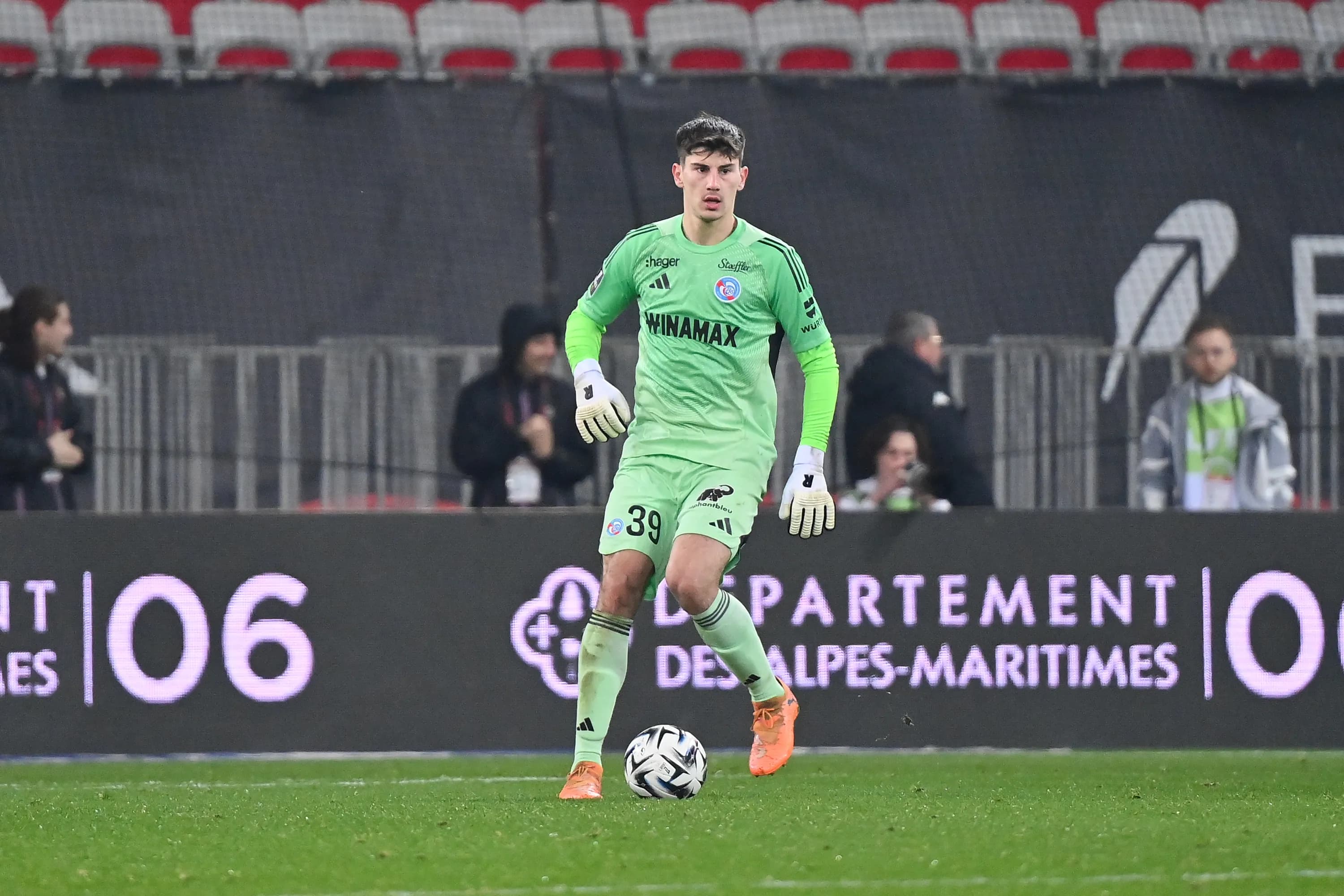 Mike Penders guards Strasbourg's goal during his five-save performance against Nice in January 2026