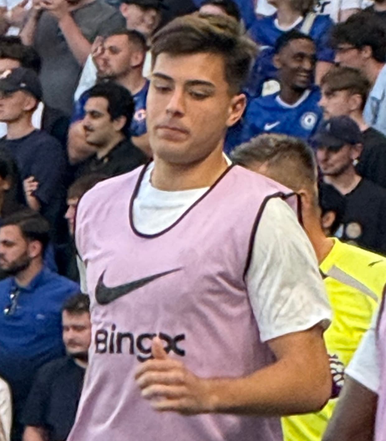 Aarón Anselmino warms up for Chelsea before a match against AC Milan