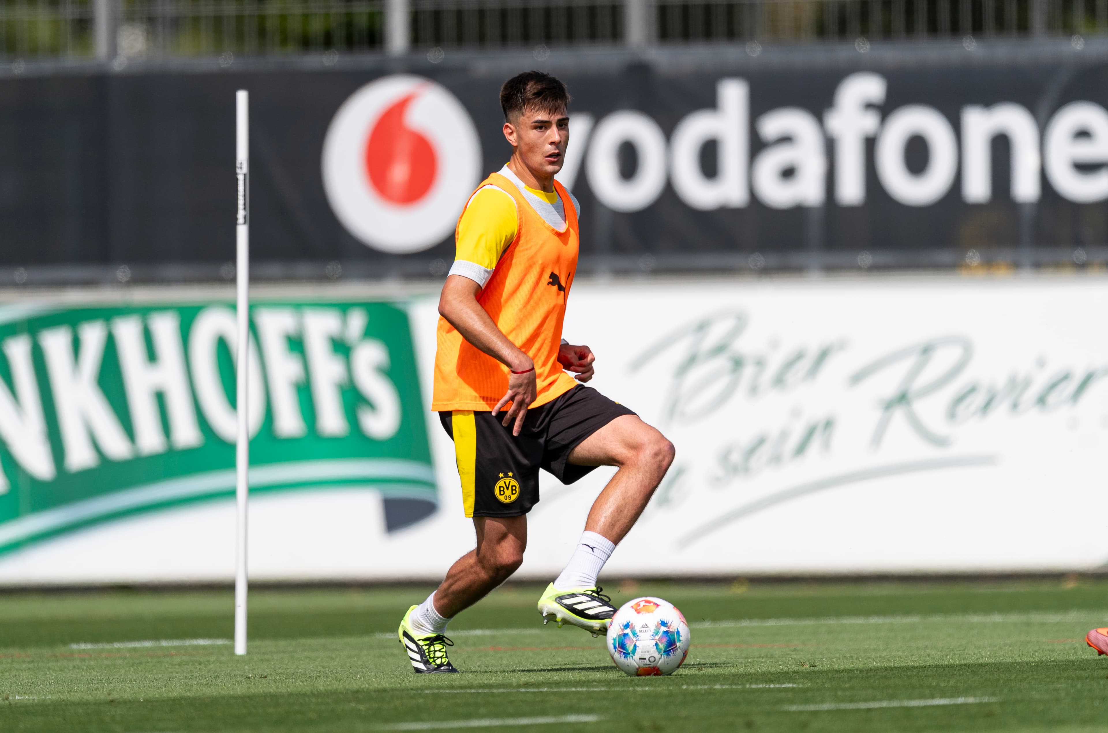Aarón Anselmino controls the ball during Borussia Dortmund training